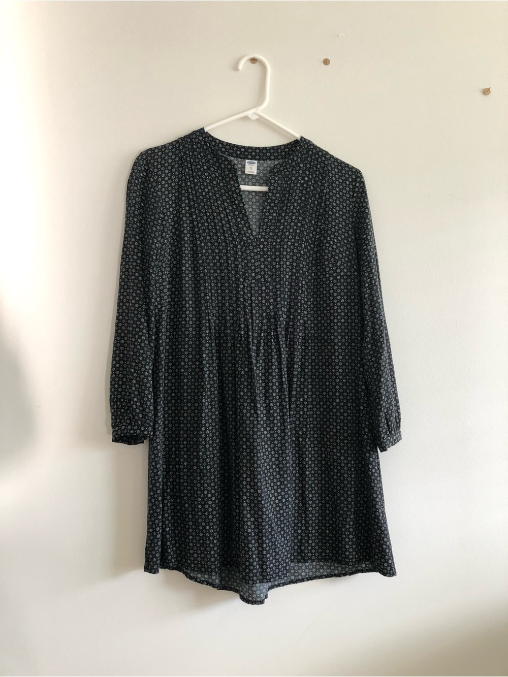 Old Navy Black Printed Long Sleeve V-Neck Tunic Dress